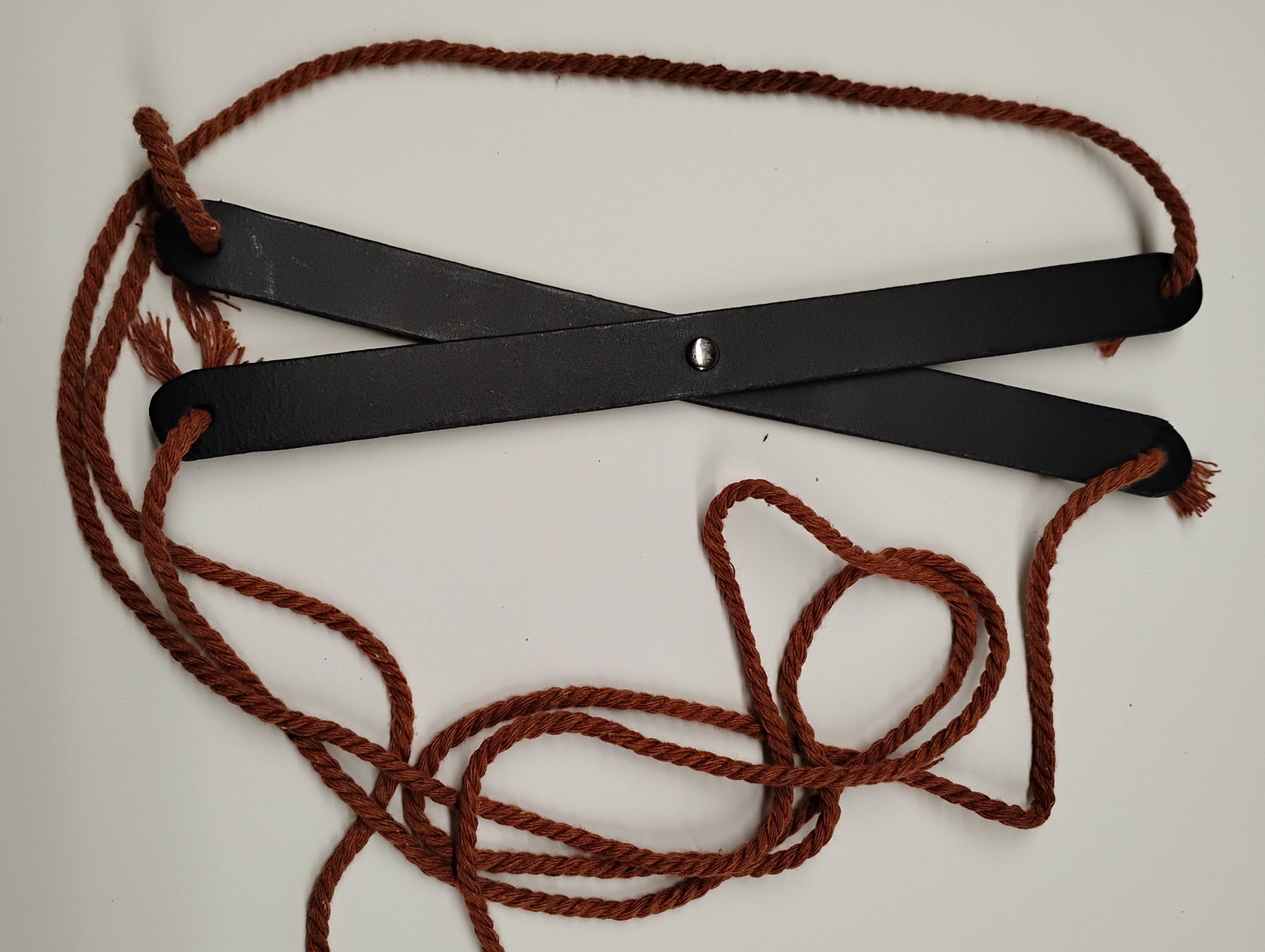 Support suspendu cuir noir